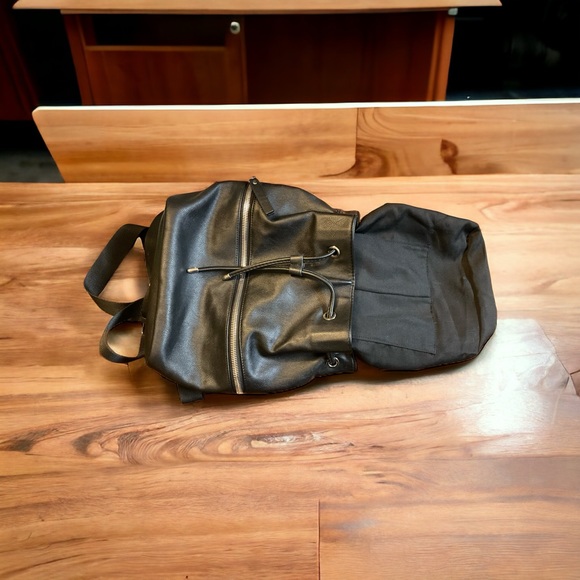 Clarks Silver Hardware Vegan Leather MultiPocket Adjustable Strap Backpack Bag! - Picture 6 of 11